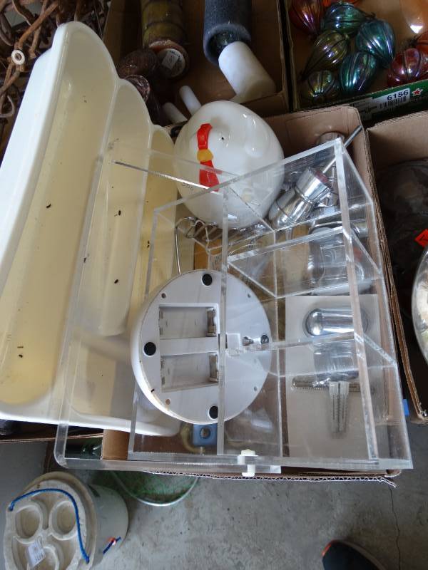 lot 6159 image: Lot with plastic container, silverware holder and more.