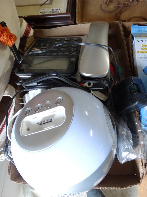 lot 6162 image: Lot with MP3 player, house phone, small alarm clock and more.