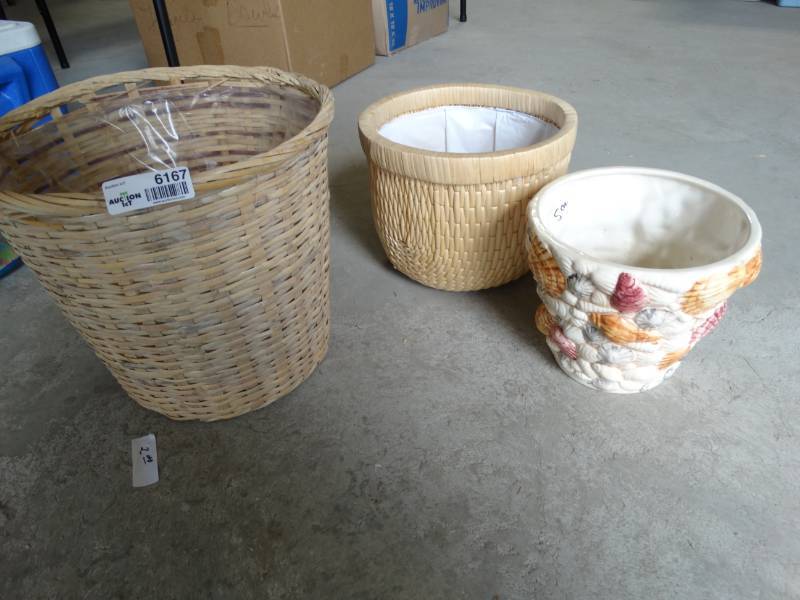 lot 6167 image: Lot of small wicker baskets and a glass flower pot.
