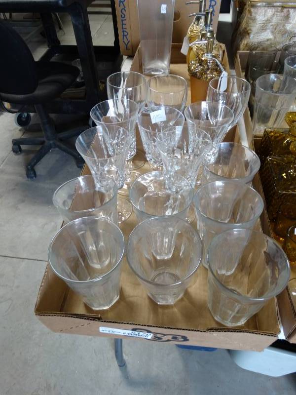 lot 6170 image: Lot of glassware.
