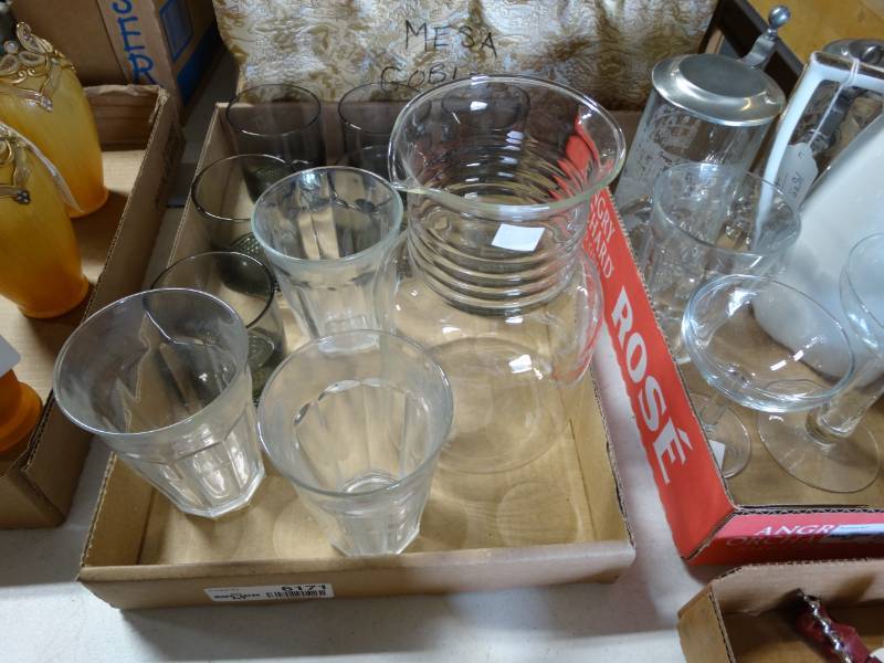 lot 6171 image: Lot of glassware and a vase.