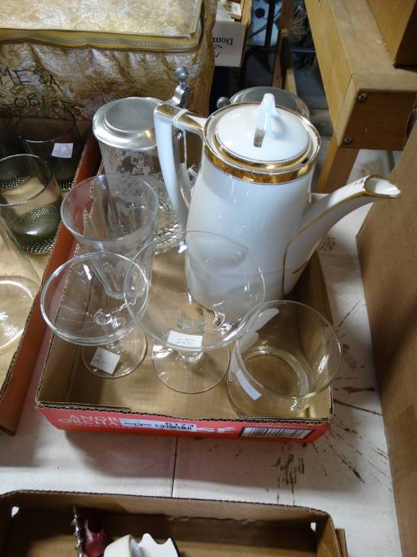 lot 6173 image: Lot with glass mugs, glassware and a glass coffee dispenser.