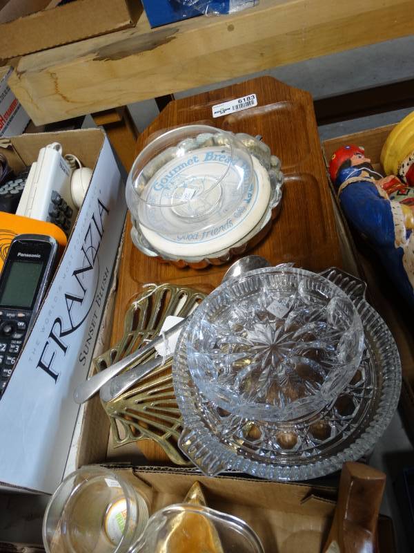 lot 6183 image: Lot with glass ashtray, small glass bowl decor and more.