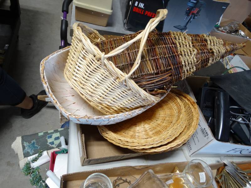 lot 6186 image: Lot with baskets and plate holders.