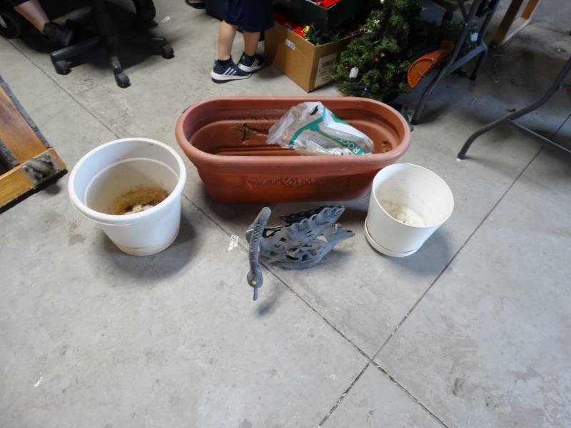 lot 6188 image: Lot of flower pots.