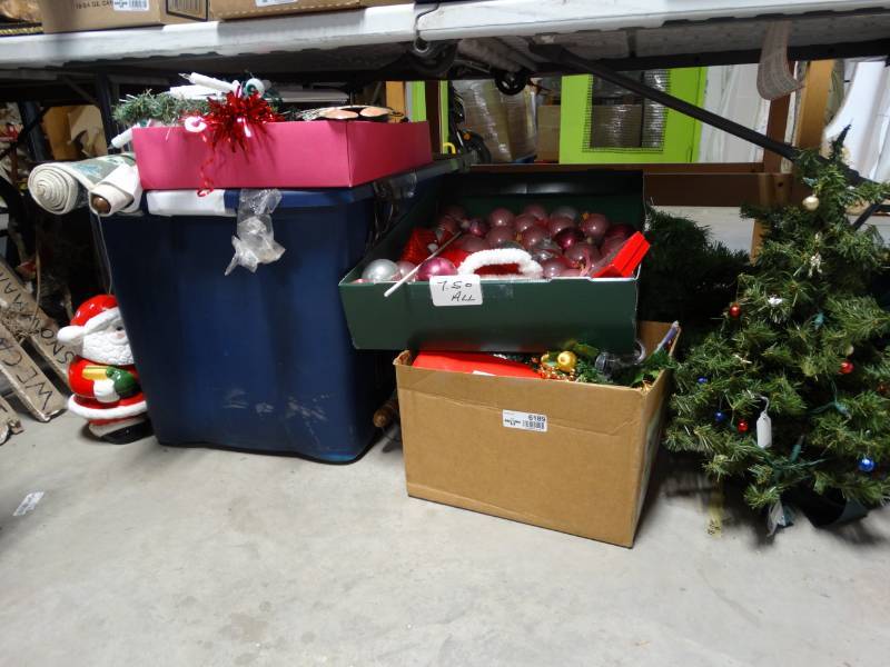 lot 6189 image: Lot of christmas.