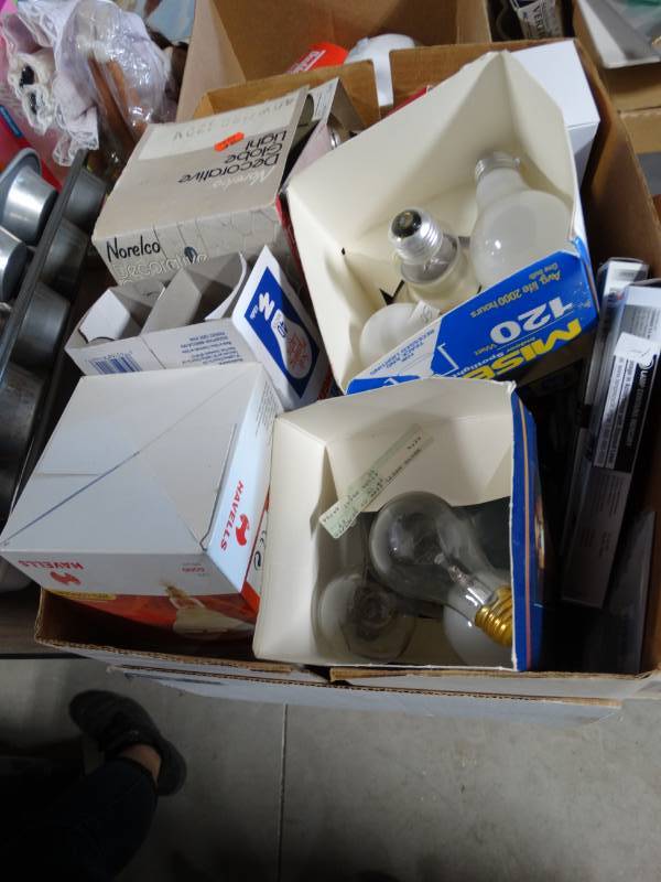 lot 6203 image: Lot of various size light bulbs.