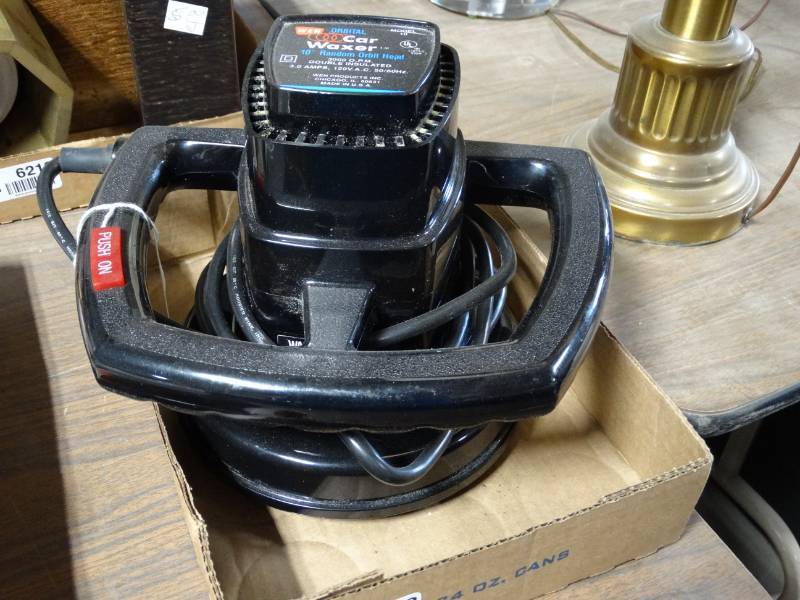 lot 6213 image: Wen orbital car waxer, 10 random orbit head.