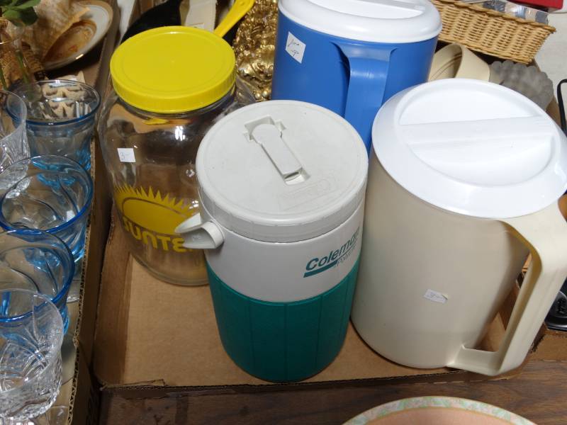 lot 6222 image: Lot with tea dispenser, water jug and two juice containers.