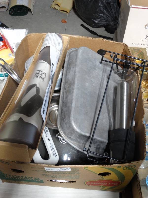 lot 6226 image: Lot of baking dishware.