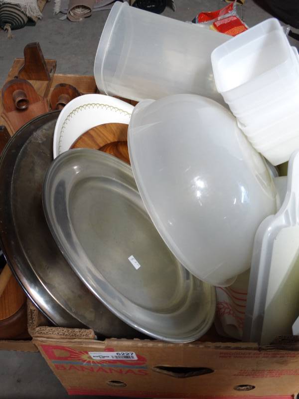 lot 6227 image: Lot of plastic containers and platters.