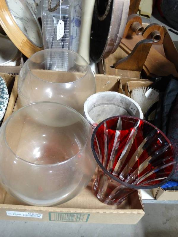 lot 6229 image: Lot with 2 glass bowls, flower pot and a vase.