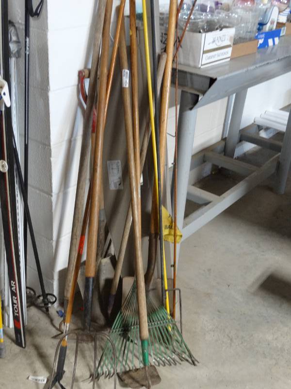 lot 6236 image: Lot of yard tools.