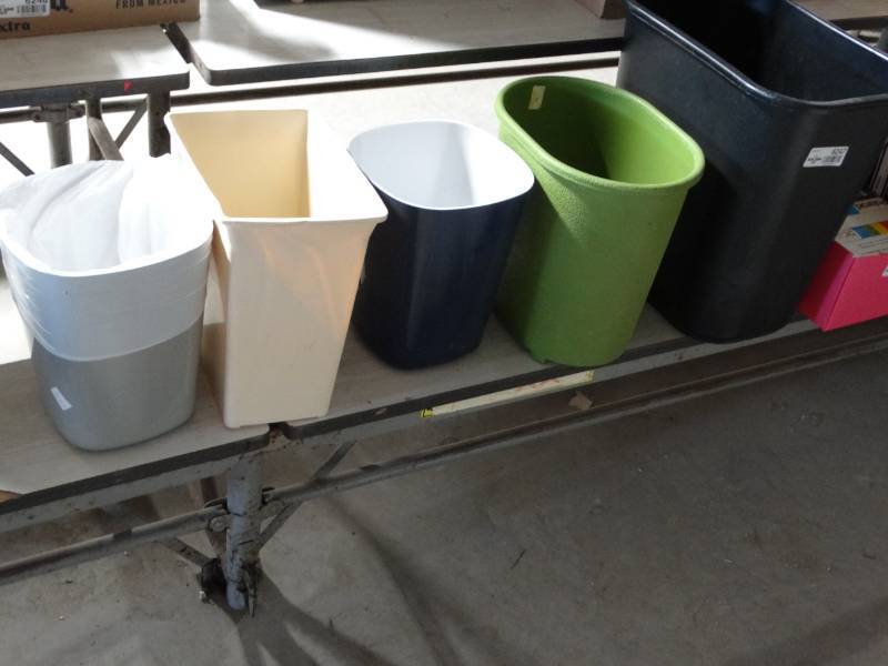 lot 6247 image: Lot of small trash cans.
