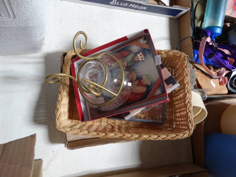 lot 6258 image: Lot with candle holder, small basket and christmas cards.