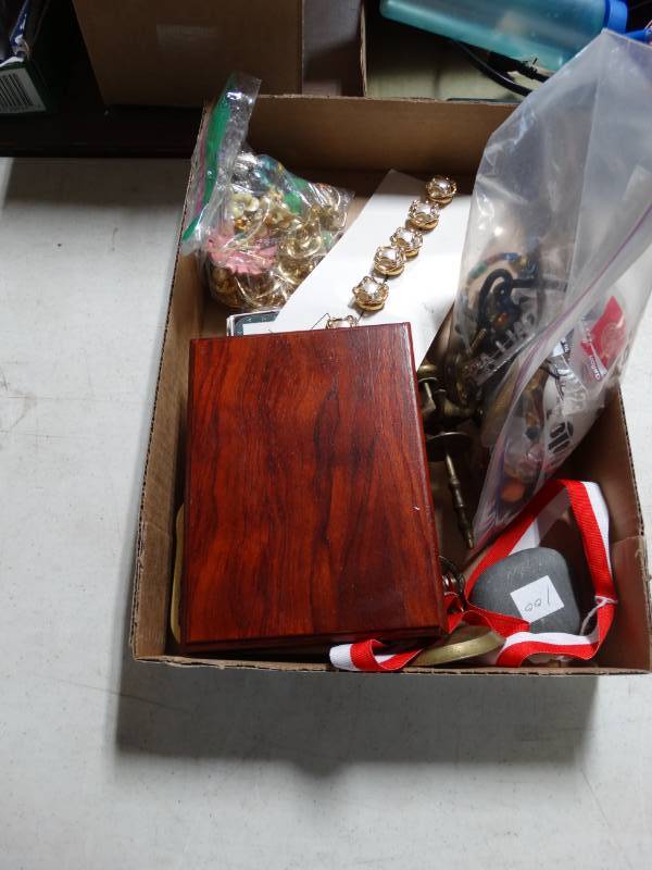 lot 6260 image: Lot with costume jewelry and coasters.