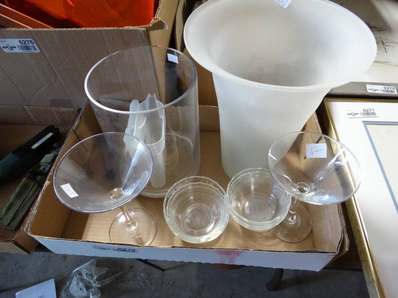 lot 6275 image: Lot with vases, martini glasss and small glass sauce bowls.