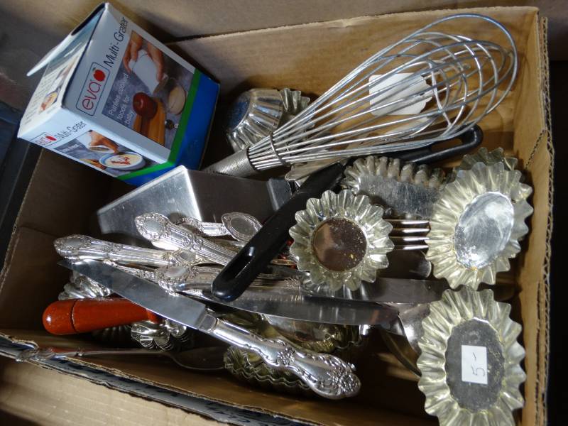 lot 6278 image: Lot with butter knifes, multi grater, wisk and more.