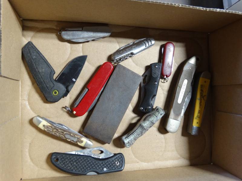 lot 6281 image: Old timer pocket knife and more small pocket knives with knife sharpener.