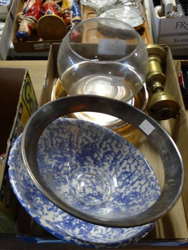 lot 6286 image: Lot with glass bowl decor, cassarole dishware.