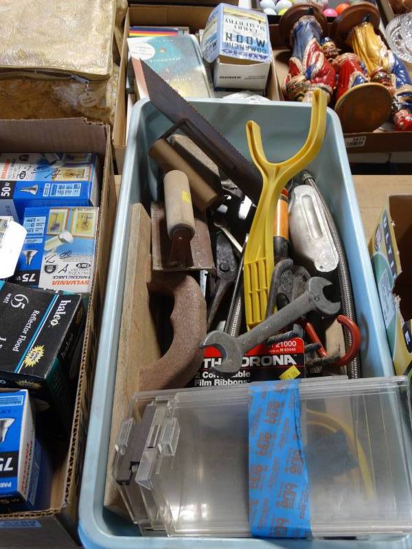 lot 6288 image: Lot with trowels.