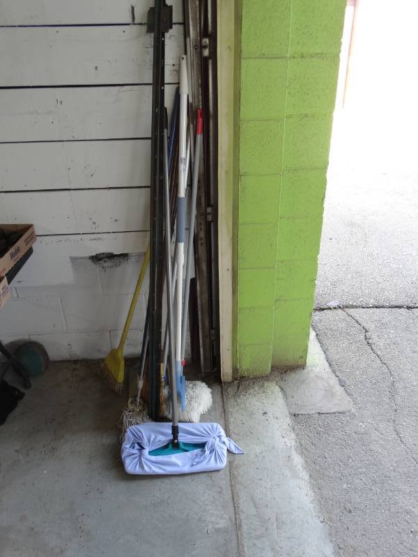 lot 6291 image: Lot of cleaning supplies.