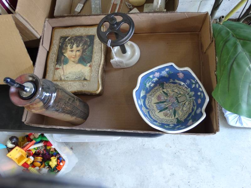 lot 6294 image: Lot with tooth brush holder, cooking oil dispenser, small bowl and small jewelry holder.