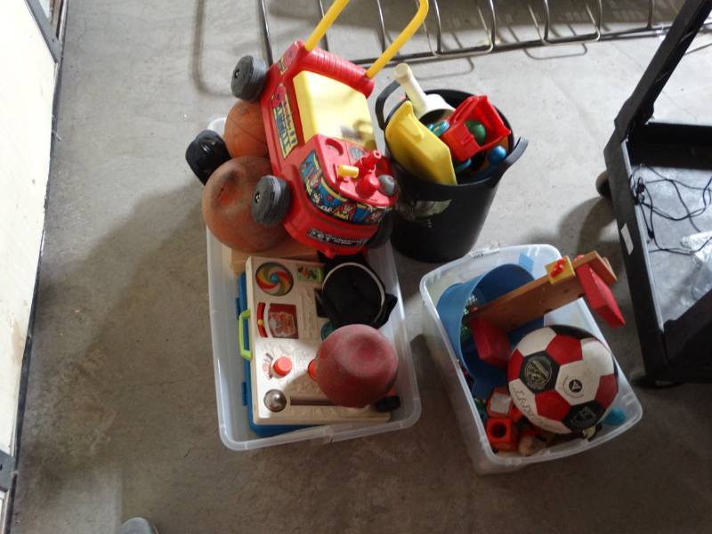 lot 6300 image: Lot of various toys and basketballs.
