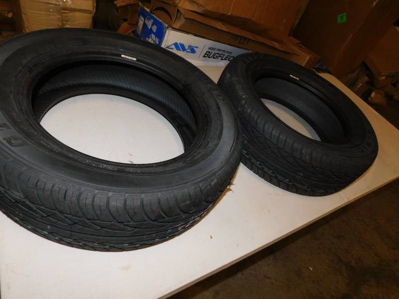 lot 5510 image: Lot of 2 Sumic Gt60A Tires 18560R14 Appears New Inspect