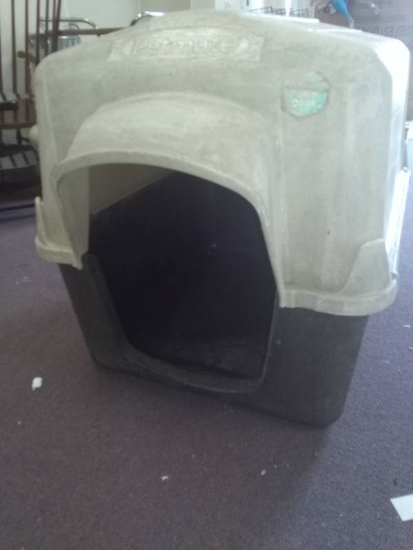 lot 2344 image: Large Dog Petmate Dog House