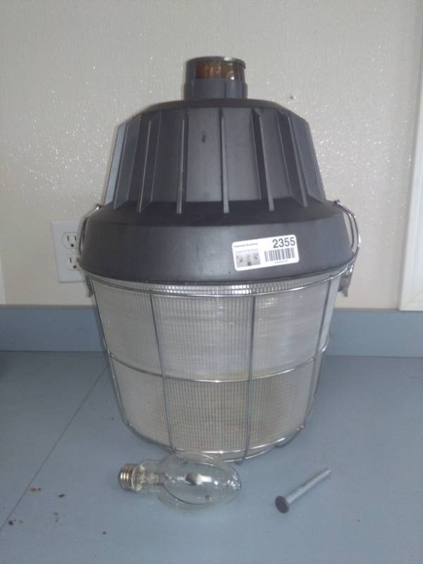 lot 2355 image: Outdoor Dusk to Dawn Mercury Light