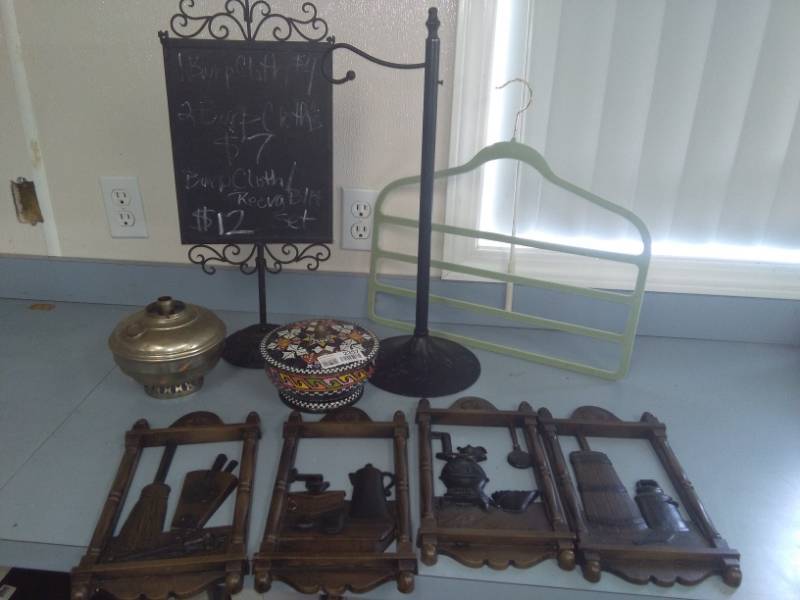 lot 2357 image: Vintage HOMCO Wall Plaques and Metal Items