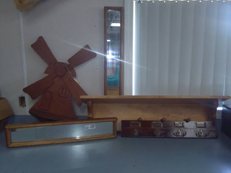 lot 2364 image: Wood Wall Dcor  Shelf Lot