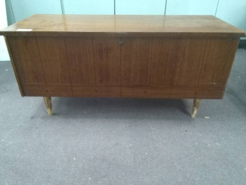 lot 2372 image: Mid Century Modern Cedar Chest on Legs