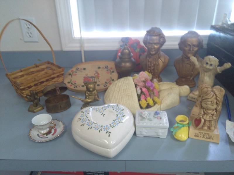 lot 2380 image: Collectible Statues, Trinket Boxes and MORE