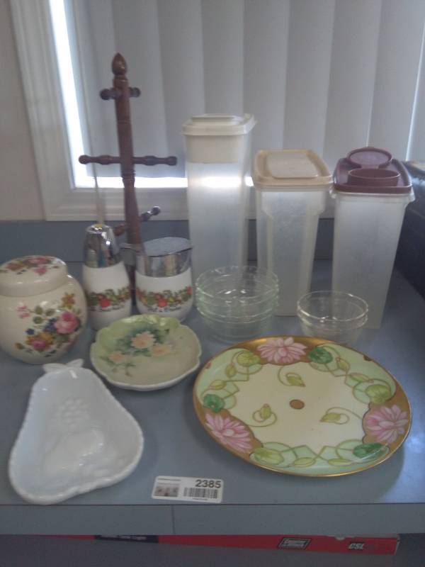 lot 2385 image: Vintage Plates, Bowls and Tupperware Lot