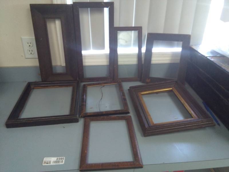 lot 2395 image: Various Sizes and Styles of Vintage Picture Frames Lot