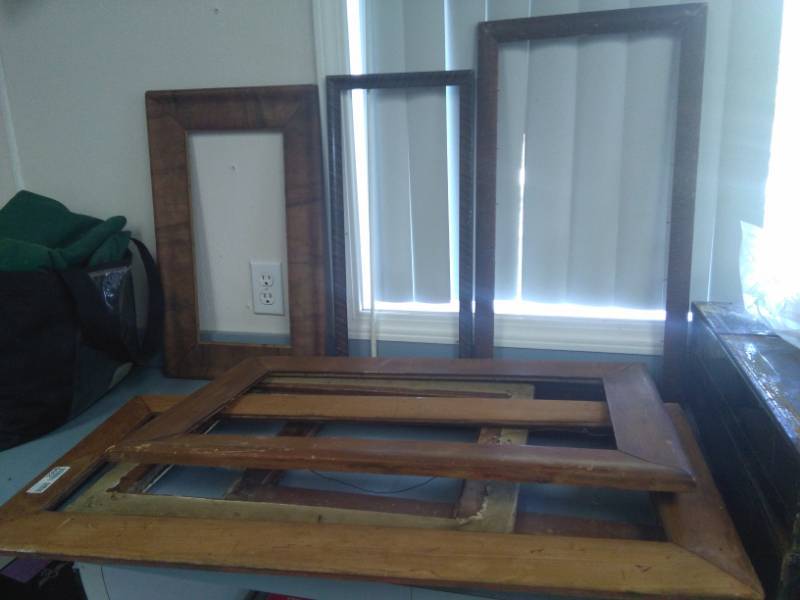 lot 2396 image: Various Sizes and Styles of Vintage Picture Frames Lot