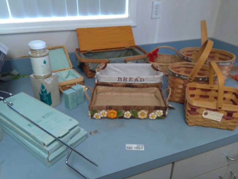 lot 2210 image: Partylite and Baskets Lot