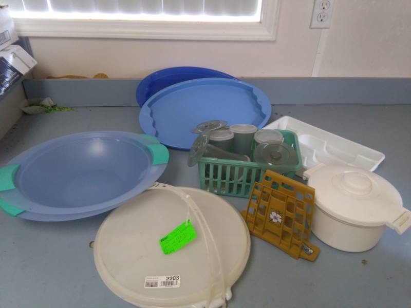 lot 2203 image: Tupperware Plastic KitchenHome Items