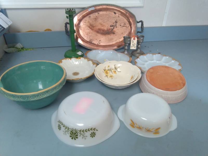 lot 2202 image: Vintage Bowls and Platter Lot
