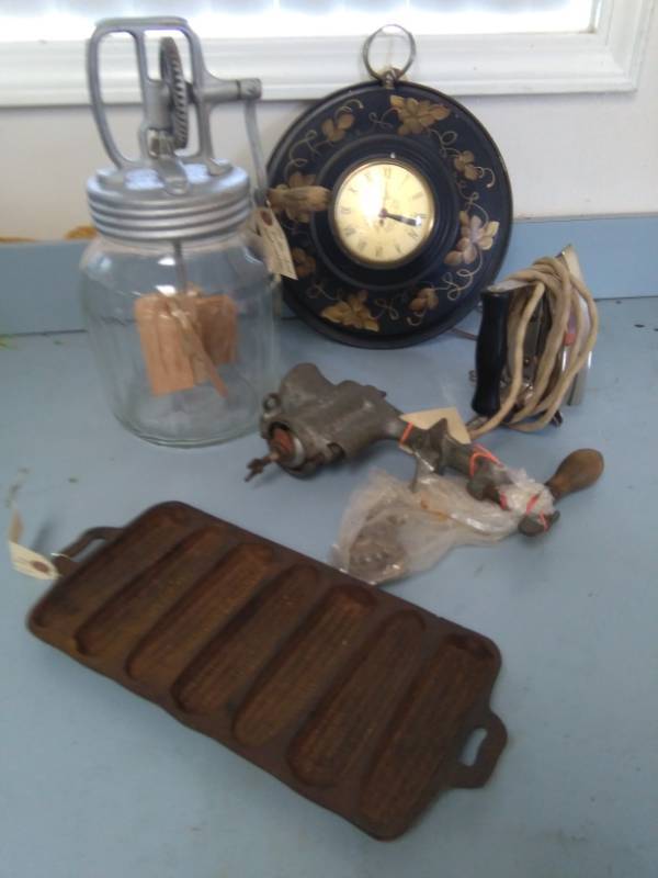 lot 2201 image: Vintage Kitchen Dcor and Useables