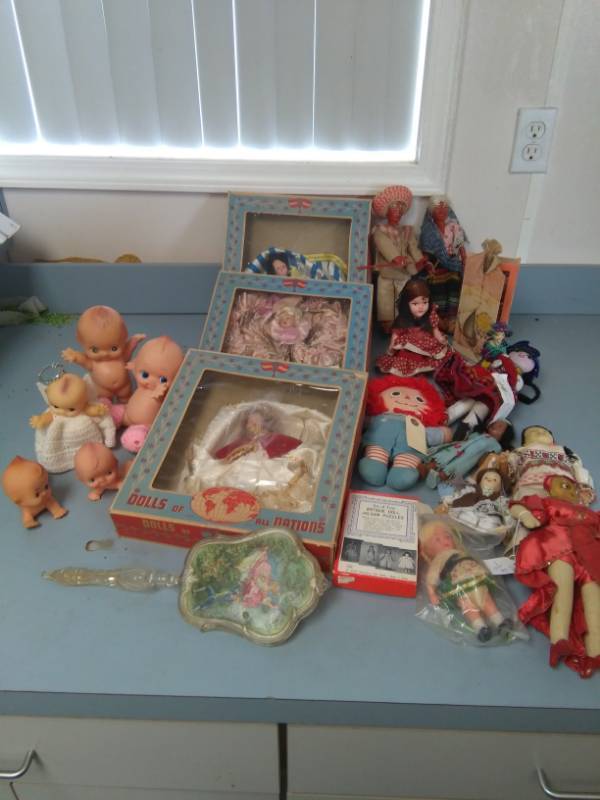 lot 2133 image: Vintage Dolls Lot