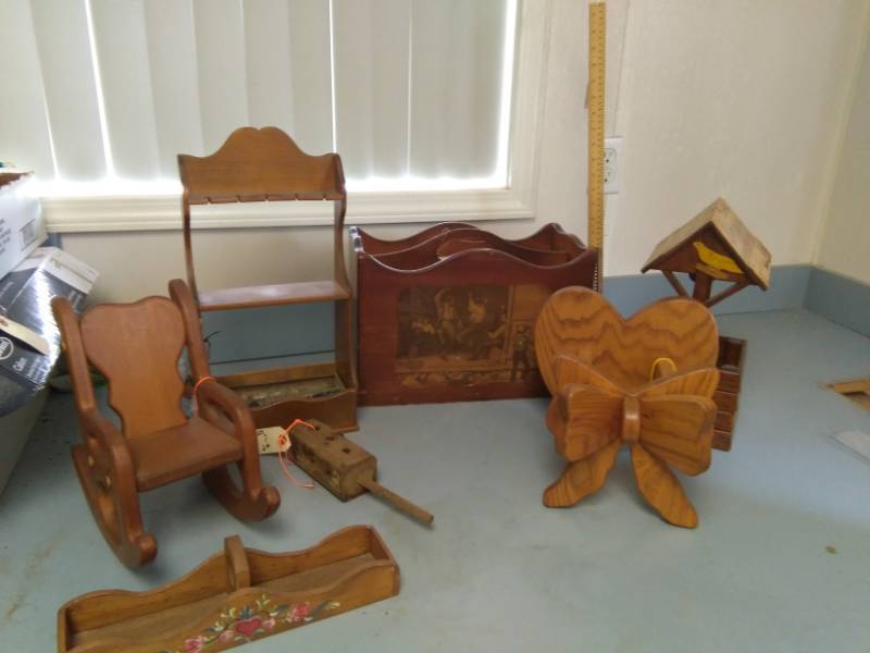 lot 2134 image: Wood Dcor Lot