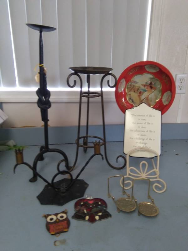 lot 2135 image: Metal Iron Dcor Lot