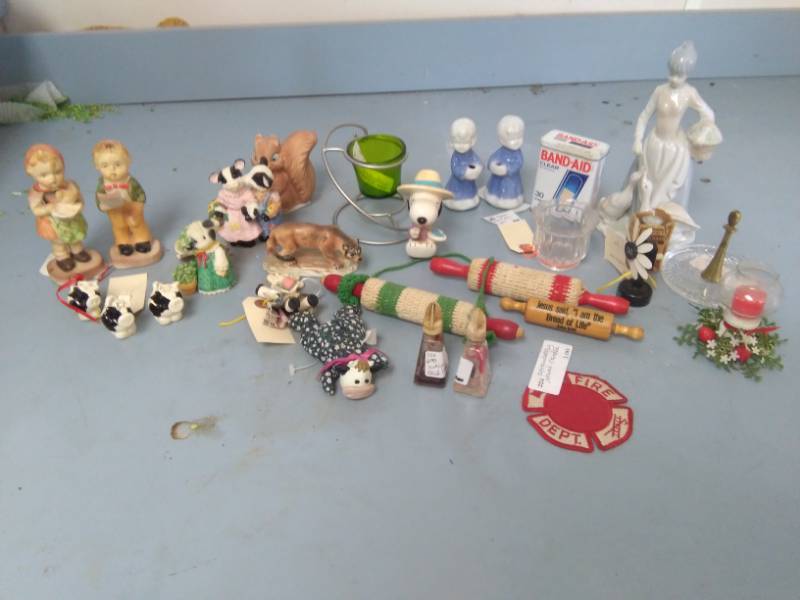 lot 3987 image: Collectible Figurines and Items