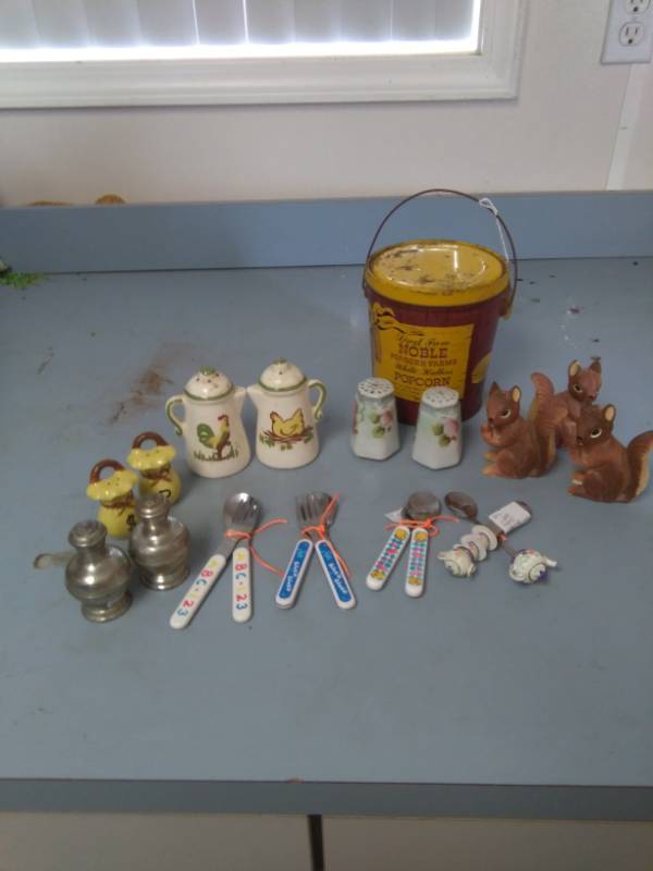 lot 3986 image: S&P Shakers, Metal Popcorn Tin, Collectible Spoon  Fork Lot