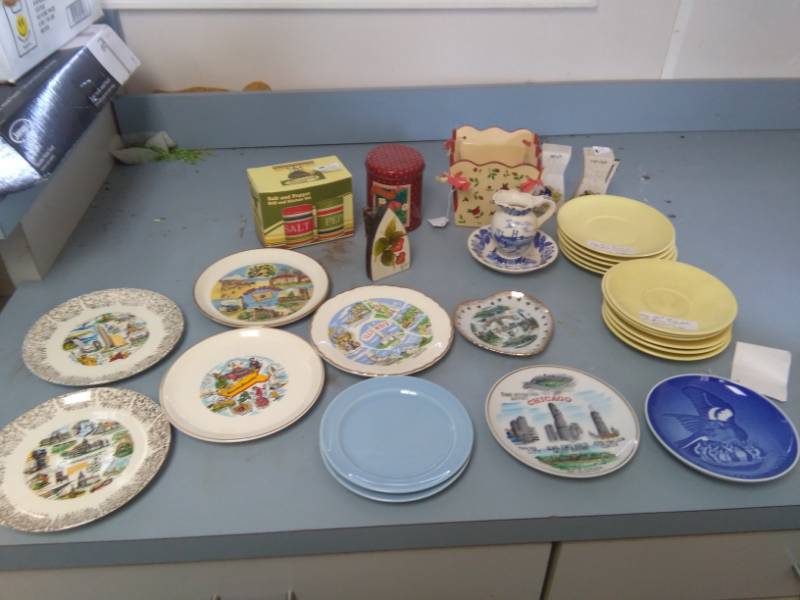 lot 7334 image: Lu-Ray, AVON, and Collectible State Plates