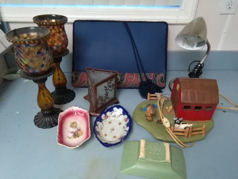 lot 5747 image: Partylite Global Fusion Candle Holders, Lap Book Holder, Desk Lamp and Collectibles