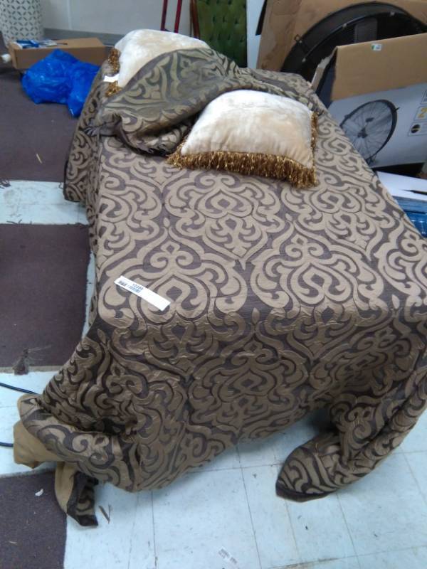 lot 10399 image: King Size Brown  Tan Comforter & Pillows Lot